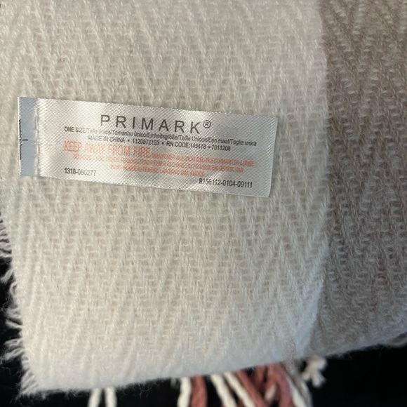 Beautiful scarf 10/10 - Picture 2 of 3